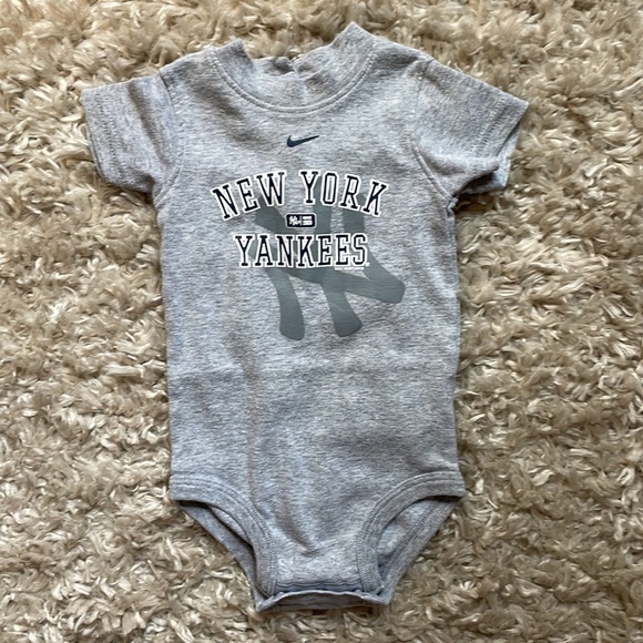 Yankees Baseball lovers bundle! ❤️⚾️💙 (sizes range from 0-3 months to 12months) - Picture 8 of 12